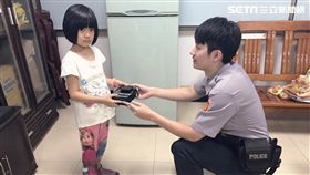 劉姓女童與家人逛街時拾獲1只手機及包包，她連最愛的夜市都不逛，拉著媽媽將失物送交派出所（翻攝畫面）