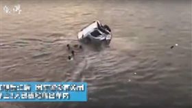 誤把油門當煞車踩! 陸女倒車暴衝墜河 圖/翻攝自澎湃新聞
