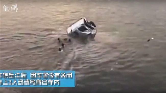 誤把油門當煞車踩　陸女暴車爆衝墜河