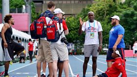 美國9金田徑名將劉易士指導選手練習（2）擔任助理教練率領美國隊來台參加世大運、生涯勇奪9面奧運金牌的美國田徑名將劉易士（Carl Lewis）（後右2），22日在台北田徑場指導選手練習。中央社記者吳翊寧攝  106年8月22日