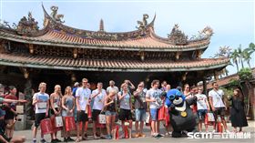 荷蘭水球隊參觀大龍峒保安宮。（圖／記者王怡翔攝）