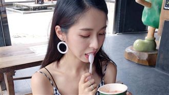 挑戰死神辣度冰淇淋　正妹試吃大崩潰