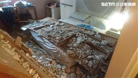 天花板崩落直接砸在菲比父母的床上。（圖／記者游承霖攝）