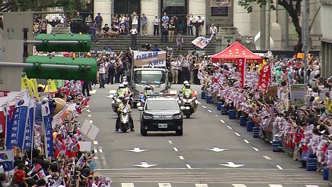 歡迎世大運英雄嗨翻　人潮舉國旗擠爆