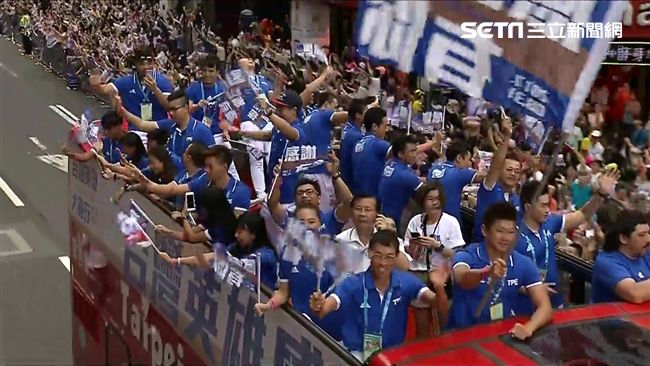 遊行小彩蛋！民眾、選手揮旗超感人