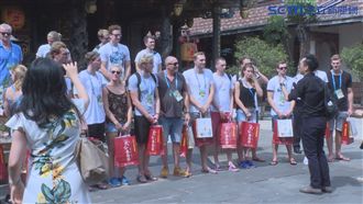 荷蘭水球小鮮肉現身　保安宮帥氣登場