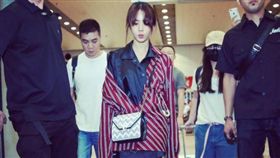 蔡依林,機場時尚,水袖,穿搭,呸姐,中秋節,襯衫（圖／翻攝自蔡依林 IG）