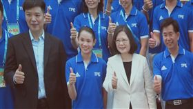 蔡英文接見世大運選手並合影。（翻攝總統府直播）