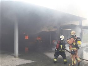 高爾夫球場內的貨櫃屋突然起火燃燒。（圖／翻攝畫面）