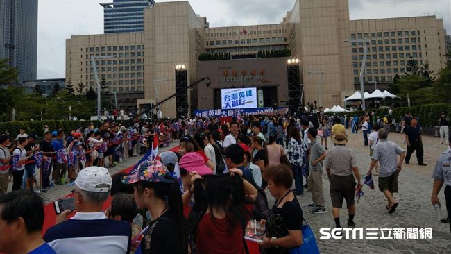 遊行將抵最終站　市府前廣場人潮湧現
