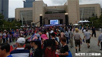 遊行將抵最終站　市府前廣場人潮湧現