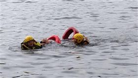 警消人員下水將老翁救上岸。（圖／翻攝畫面）