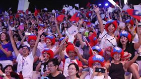 台北世大運閉幕　群眾嗨2017台北世界大學運動會30日在台北田徑場舉行閉幕典禮，許多運動員進場時頭戴國旗假髮進場，現場觀眾也有不少人戴著相同假髮，氣氛超嗨。中央社記者張新偉攝　106年8月30日