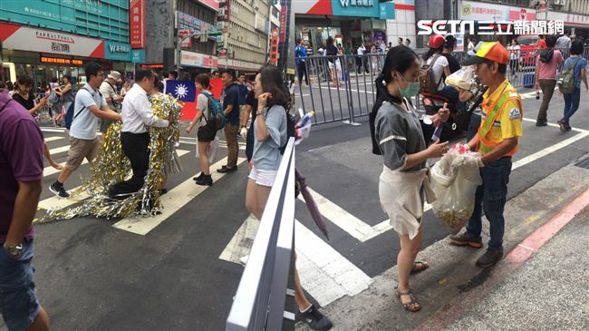 大遊行後民眾不走！自發留下來撿彩帶