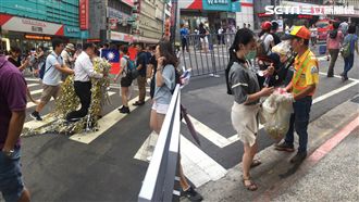 大遊行後民眾不走！自發留下來撿彩帶