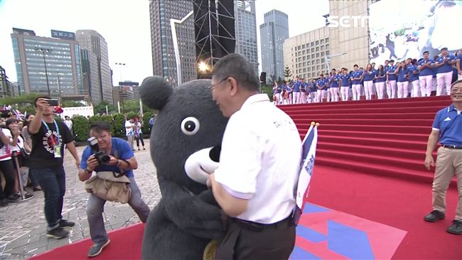 熊讚操偶師曝光　柯：皮怎自己掉下來