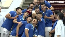 蔡英文與世大運選手自拍