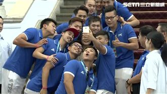 蔡英文承諾改革　和中華隊英雄玩自拍