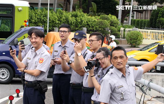 世大運台灣選手表現可圈可點，遊行活動沿途受到民眾熱烈歡呼。（記者邱榮吉/攝影）