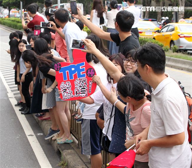 世大運台灣選手表現可圈可點，遊行活動沿途受到民眾熱烈歡呼。（記者邱榮吉/攝影）