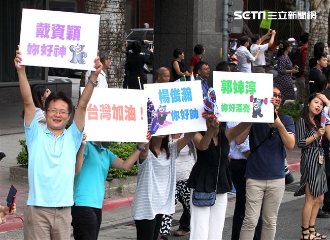 世大運台灣選手表現可圈可點，遊行活動沿途受到民眾熱烈歡呼。（記者邱榮吉/攝影）