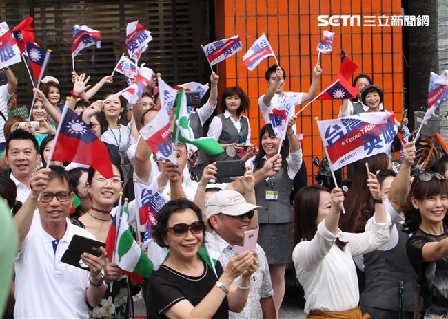 世大運台灣選手表現可圈可點，遊行活動沿途受到民眾熱烈歡呼。（記者邱榮吉/攝影）