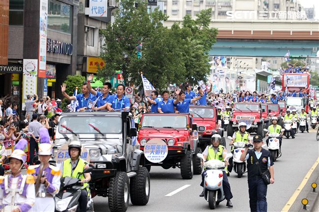 世大運台灣選手表現可圈可點，遊行活動沿途受到民眾熱烈歡呼。（記者邱榮吉/攝影）