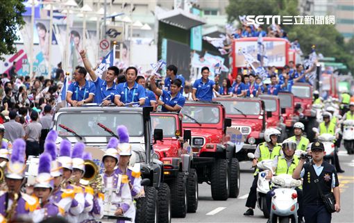 世大運台灣選手表現可圈可點，遊行活動沿途受到民眾熱烈歡呼。（記者邱榮吉/攝影）