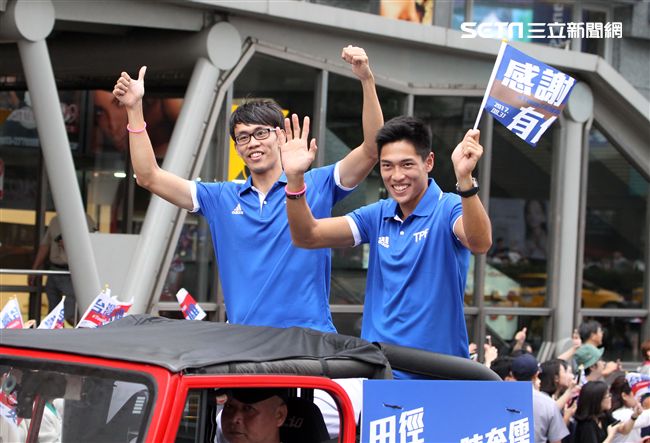 世大運台灣選手表現可圈可點，遊行活動沿途受到民眾熱烈歡呼。（記者邱榮吉/攝影）