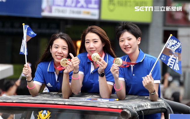 世大運台灣選手表現可圈可點，遊行活動沿途受到民眾熱烈歡呼。（記者邱榮吉/攝影）