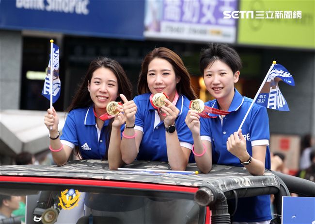 世大運台灣選手表現可圈可點，遊行活動沿途受到民眾熱烈歡呼。（記者邱榮吉/攝影）