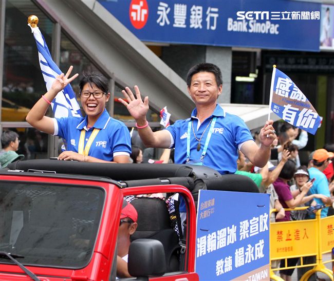 世大運台灣選手表現可圈可點，遊行活動沿途受到民眾熱烈歡呼。（記者邱榮吉/攝影）