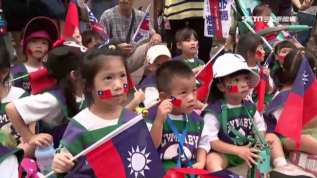 最萌加油團！娃娃兵揮旗現身英雄遊行