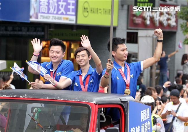 世大運台灣選手表現可圈可點，遊行活動沿途受到民眾熱烈歡呼。（記者邱榮吉/攝影）