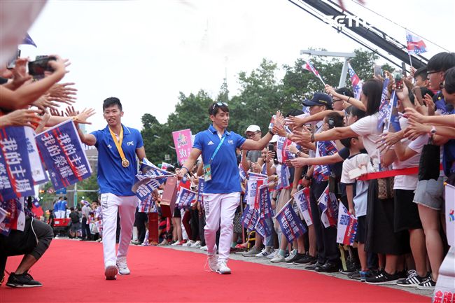 世大運台灣選手表現可圈可點，遊行活動沿途受到民眾熱烈歡呼。（記者邱榮吉/攝影）