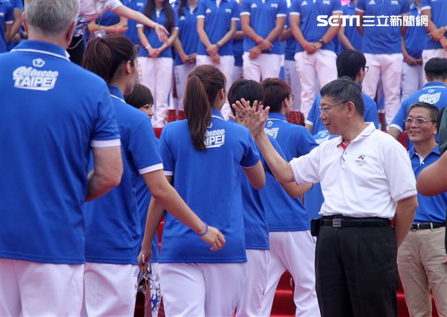 世大運台灣選手表現可圈可點，遊行活動沿途受到民眾熱烈歡呼。（記者邱榮吉/攝影）