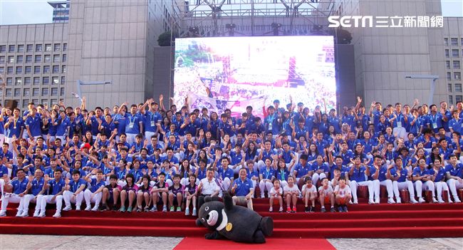 世大運台灣選手表現可圈可點，遊行活動沿途受到民眾熱烈歡呼。（記者邱榮吉/攝影）