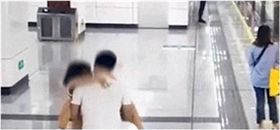 大陸,地鐵,猥褻,不雅動作,火車便當,調情,情侶