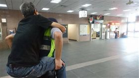 16:9
旅客身體不適四肢無力　暖警出動將人揹回分駐所
圖／翻攝自鐵路警察局臺北分局臺北分駐所臉書
https://www.facebook.com/permalink.php?story_fbid=1930689317169173&id=1419602218277888