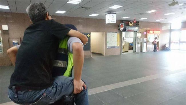 旅客不舒服難行走　暖警揹他到分駐所