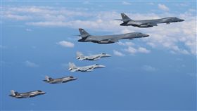 16:9
日美戰機轟炸機共同訓練　強化施壓北韓日本航空自衛隊宣布，2架日本航空自衛隊F-15戰機、2 架美國空軍的B-1B轟炸機及4架美國陸戰隊的F-35B匿蹤戰機，在日本九州附近空域進行共同訓練。（取自日本航空自衛隊官網）中央社記者黃名璽東京傳真 106年8月31日