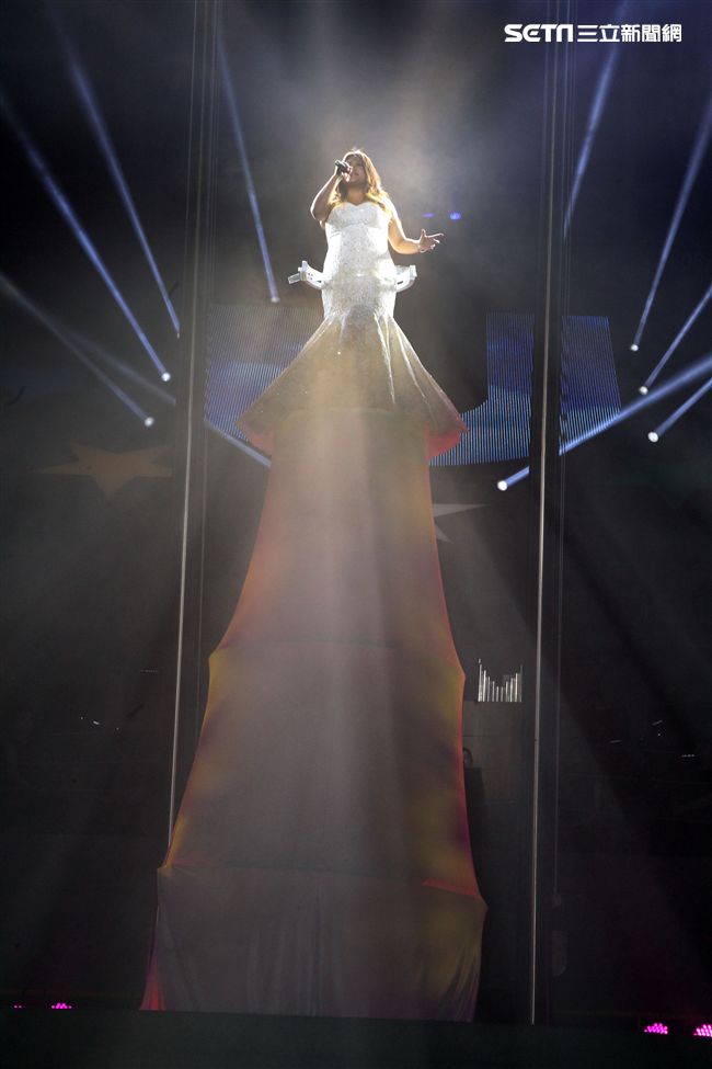 家家在世大運閉幕典禮中高歌，雖然唱錯歌詞，但她華麗的舞台將她拉高像巨人，在燈光美氣氛佳的情況下，觀眾幾乎沒聽出哪裡有錯。（記者邱榮吉/攝影）