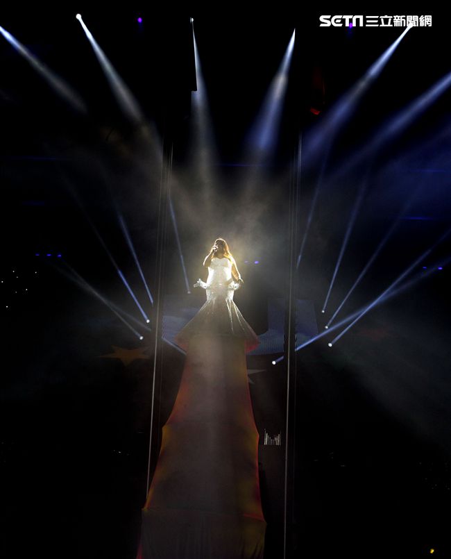 家家在世大運閉幕典禮中高歌，雖然唱錯歌詞，但她華麗的舞台將她拉高像巨人，在燈光美氣氛佳的情況下，觀眾幾乎沒聽出哪裡有錯。（記者邱榮吉/攝影）