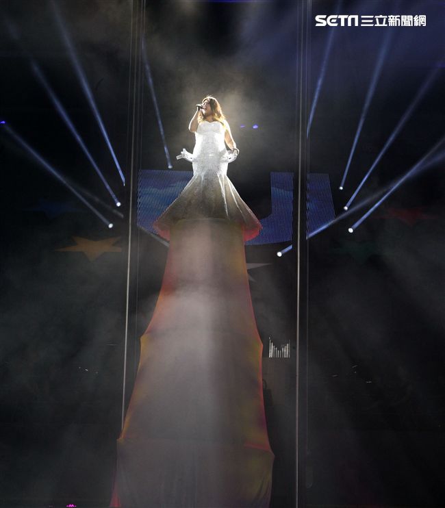 家家在世大運閉幕典禮中高歌，雖然唱錯歌詞，但她華麗的舞台將她拉高像巨人，在燈光美氣氛佳的情況下，觀眾幾乎沒聽出哪裡有錯。（記者邱榮吉/攝影）