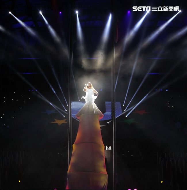 家家在世大運閉幕典禮中高歌，雖然唱錯歌詞，但她華麗的舞台將她拉高像巨人，在燈光美氣氛佳的情況下，觀眾幾乎沒聽出哪裡有錯。（記者邱榮吉/攝影）