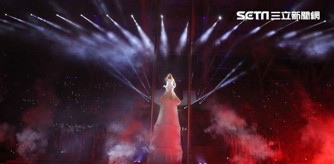 家家在世大運閉幕典禮中高歌，雖然唱錯歌詞，但她華麗的舞台將她拉高像巨人，在燈光美氣氛佳的情況下，觀眾幾乎沒聽出哪裡有錯。（記者邱榮吉/攝影）