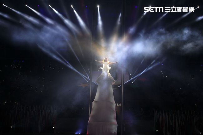 家家在世大運閉幕典禮中高歌，雖然唱錯歌詞，但她華麗的舞台將她拉高像巨人，在燈光美氣氛佳的情況下，觀眾幾乎沒聽出哪裡有錯。（記者邱榮吉/攝影）