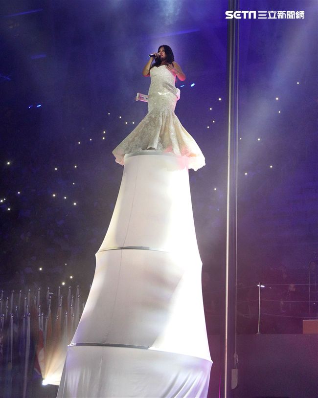 家家在世大運閉幕典禮中高歌，雖然唱錯歌詞，但她華麗的舞台將她拉高像巨人，在燈光美氣氛佳的情況下，觀眾幾乎沒聽出哪裡有錯。（記者邱榮吉/攝影）