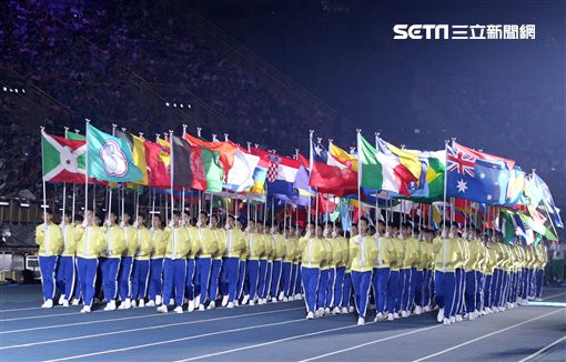 世大運閉幕典禮各國選手進場宛如嘉年華會。（記者邱榮吉/攝影）