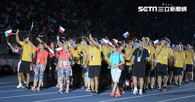 世大運閉幕典禮各國選手進場宛如嘉年華會。（記者邱榮吉/攝影）